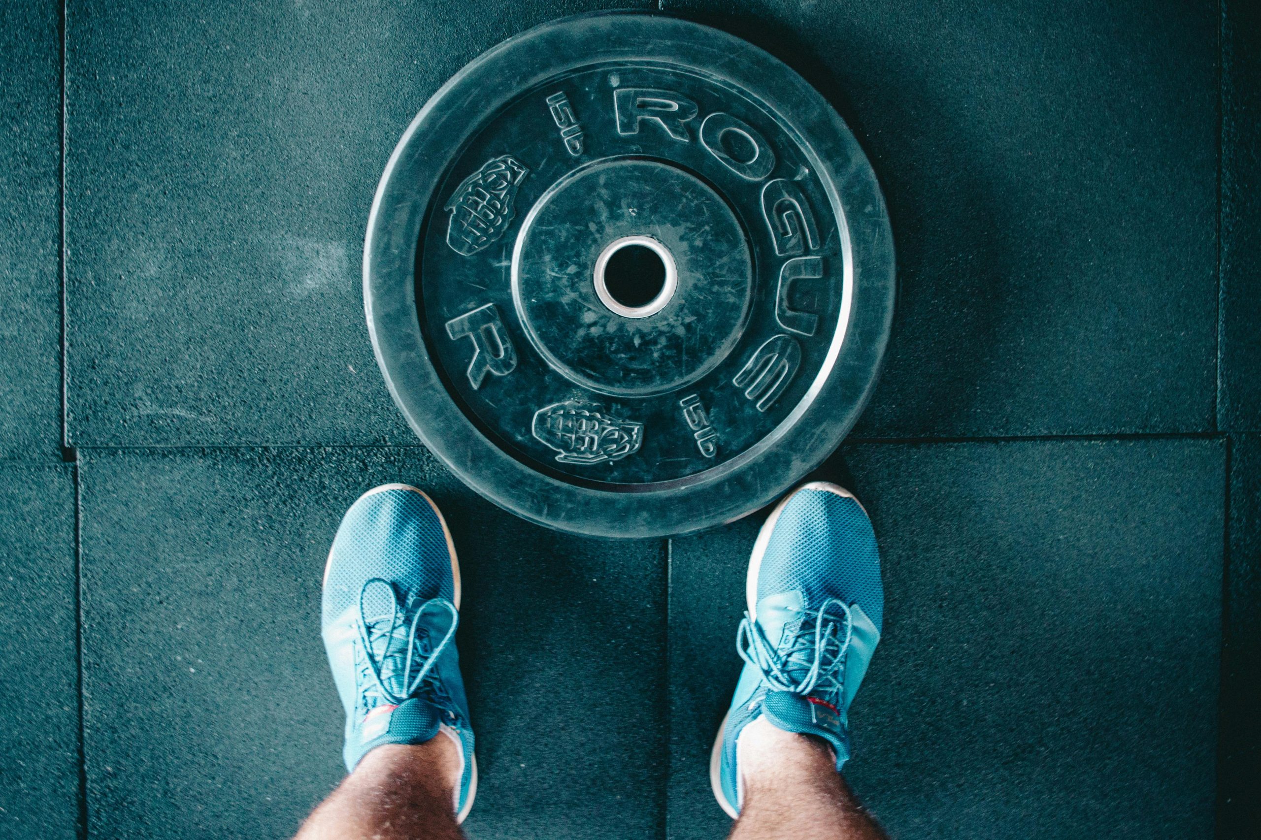 Beneficios de instalar piso de caucho para gym en tu centro deportivo